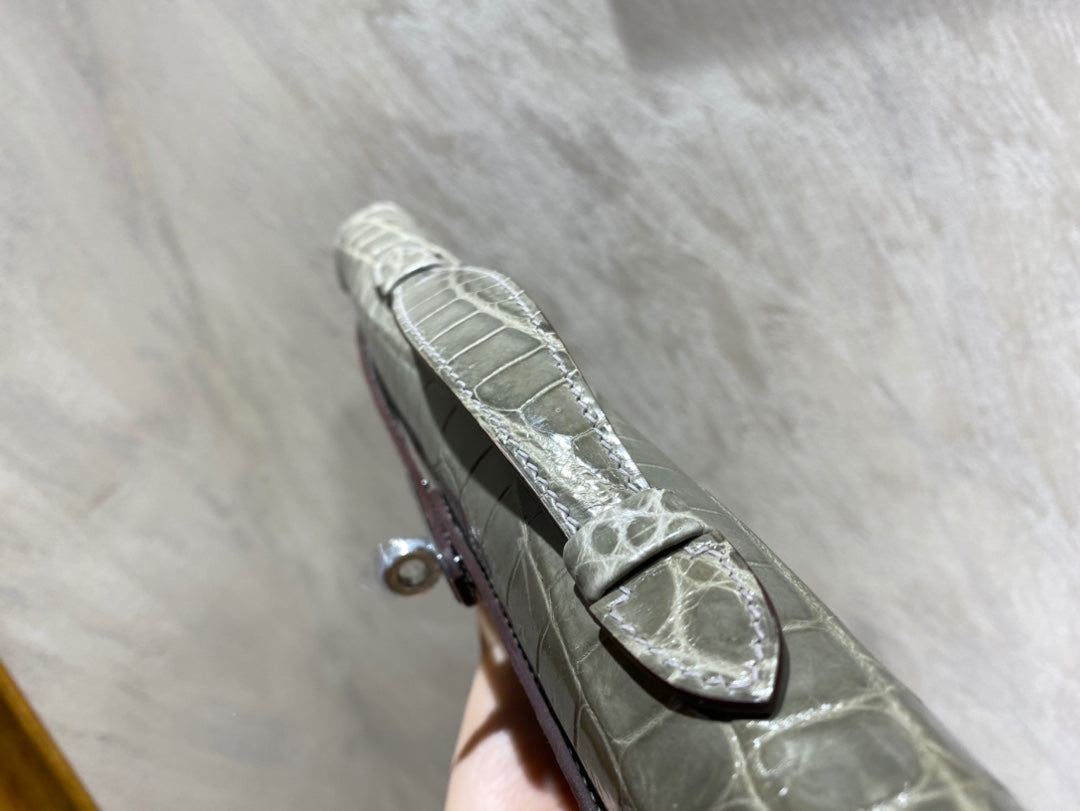 Hermes Kelly Cut 31 in Ash Gray Shinny Alligator Leather with Silver Hardware Bag