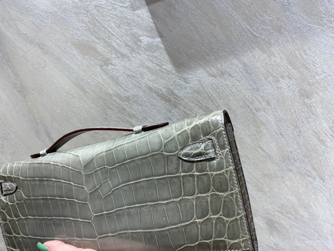 Hermes Kelly Cut 31 in Ash Gray Shinny Alligator Leather with Silver Hardware Bag