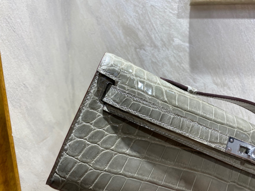 Hermes Kelly Cut 31 in Ash Gray Shinny Alligator Leather with Silver Hardware Bag