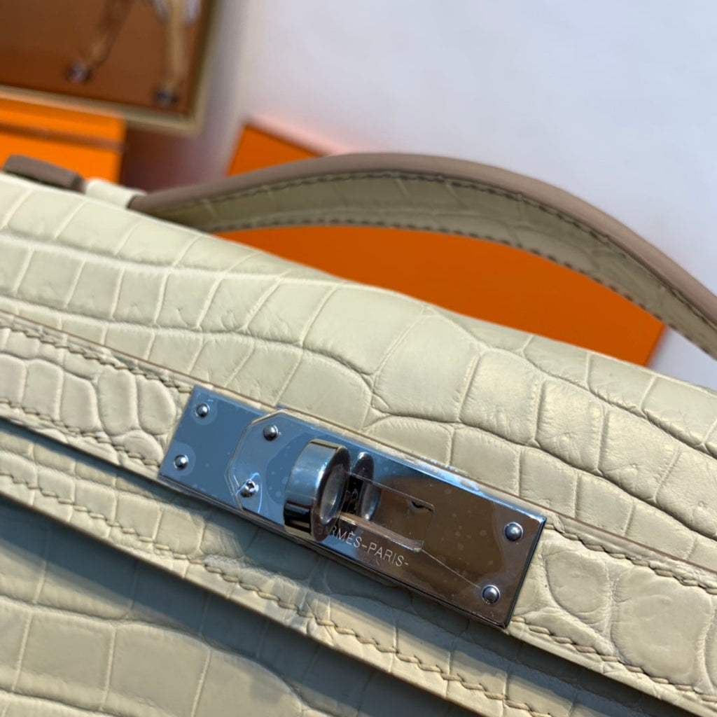 Hermes Kelly Cut 31 in Pearl Gray Alligator Leather with Silver Hardware Bag