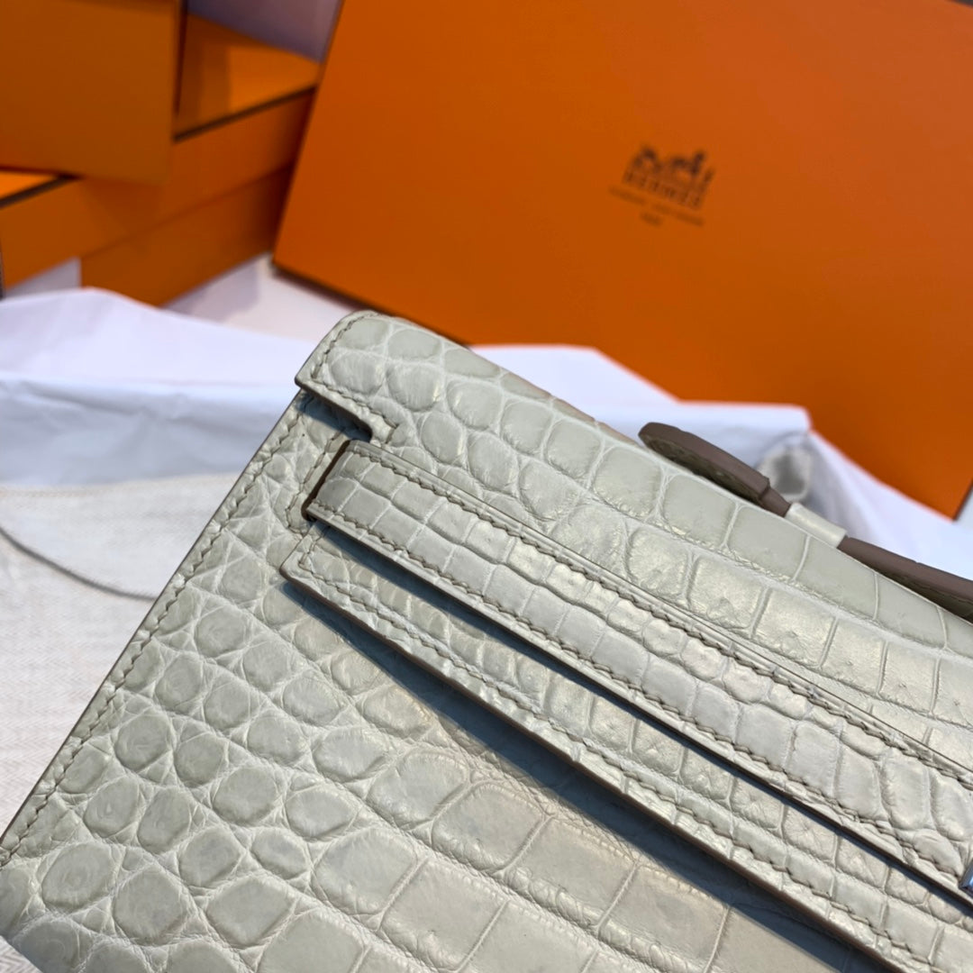 Hermes Kelly Cut 31 in Pearl Gray Alligator Leather with Silver Hardware Bag