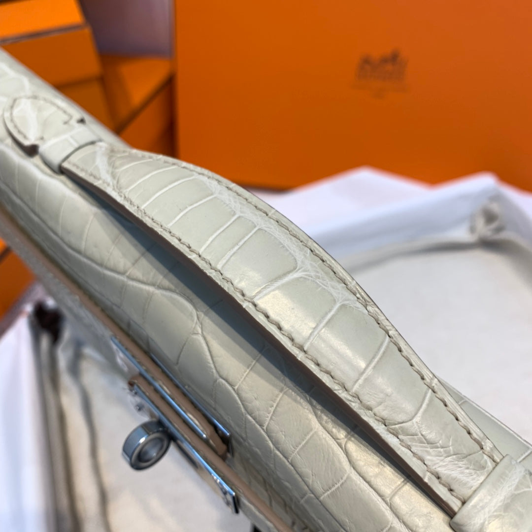 Hermes Kelly Cut 31 in Pearl Gray Alligator Leather with Silver Hardware Bag