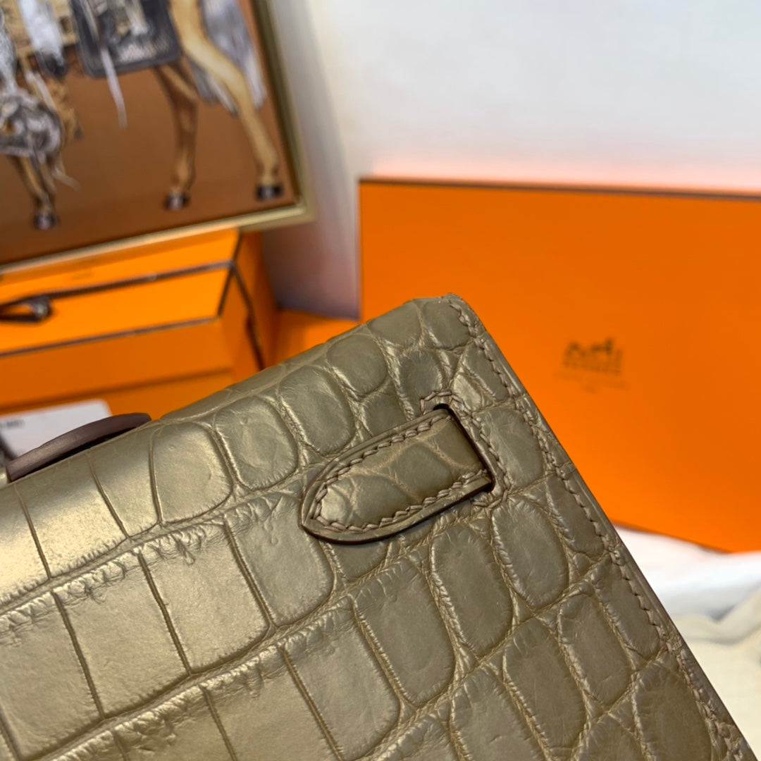 Hermes Kelly Cut 31 in Mocha Brown Alligator Leather with Gold Hardware Bag