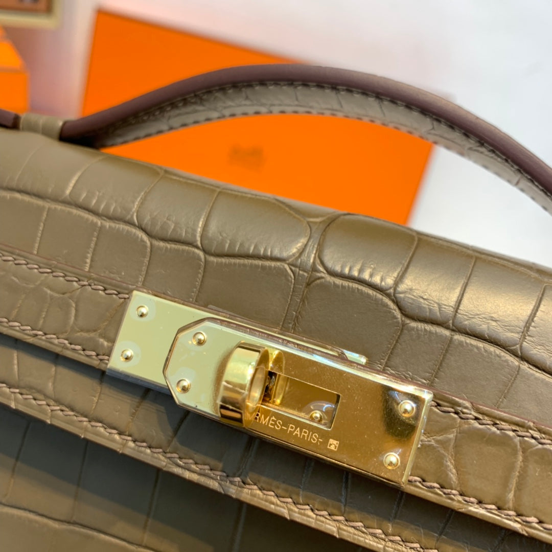 Hermes Kelly Cut 31 in Mocha Brown Alligator Leather with Gold Hardware Bag
