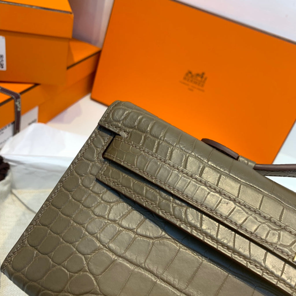 Hermes Kelly Cut 31 in Mocha Brown Alligator Leather with Gold Hardware Bag