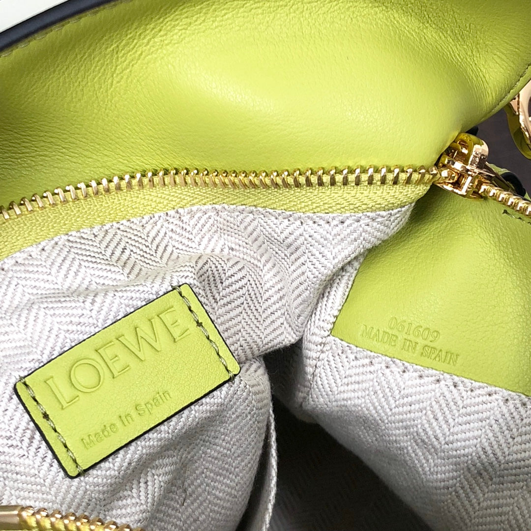 Loewe Small Puzzle 24 Bag in Classic Meadow Green Calfskin