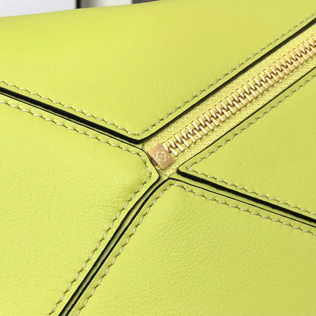 Loewe Small Puzzle 24 Bag in Classic Meadow Green Calfskin