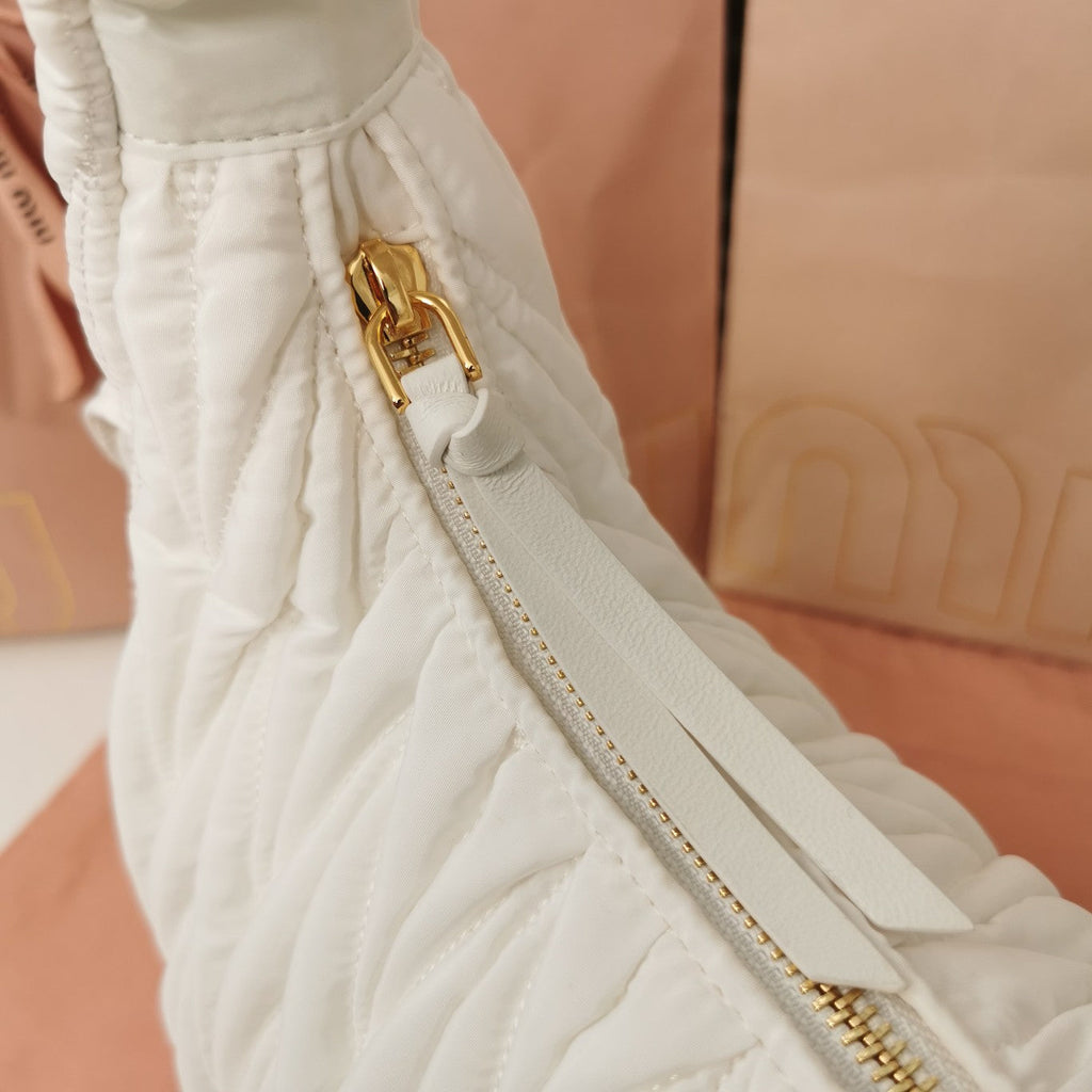 Wander 28 Bag in White Eco - Friendly Nylon