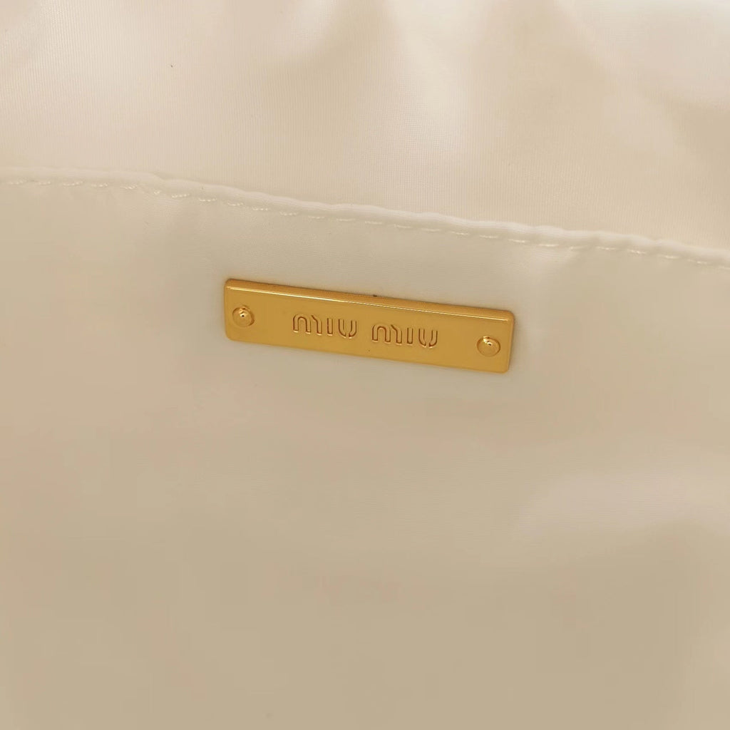 Wander 28 Bag in White Eco - Friendly Nylon