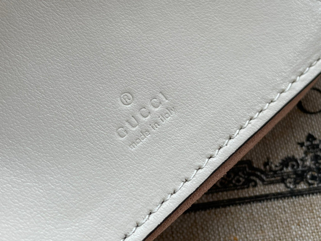 Gucci Marmont Shoulder Bag 21 in White Calfskin Gold Hardware