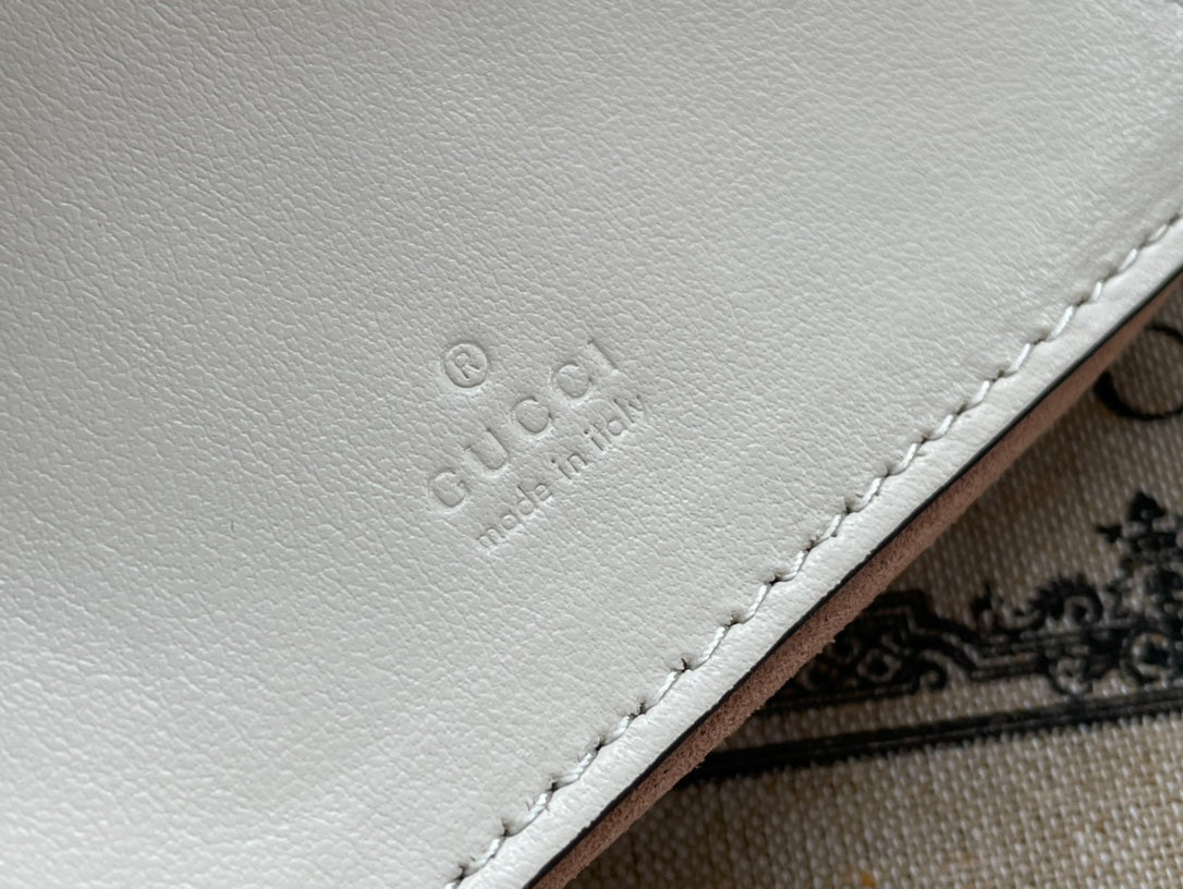 Gucci Marmont Shoulder Bag 21 in White Calfskin Gold Hardware