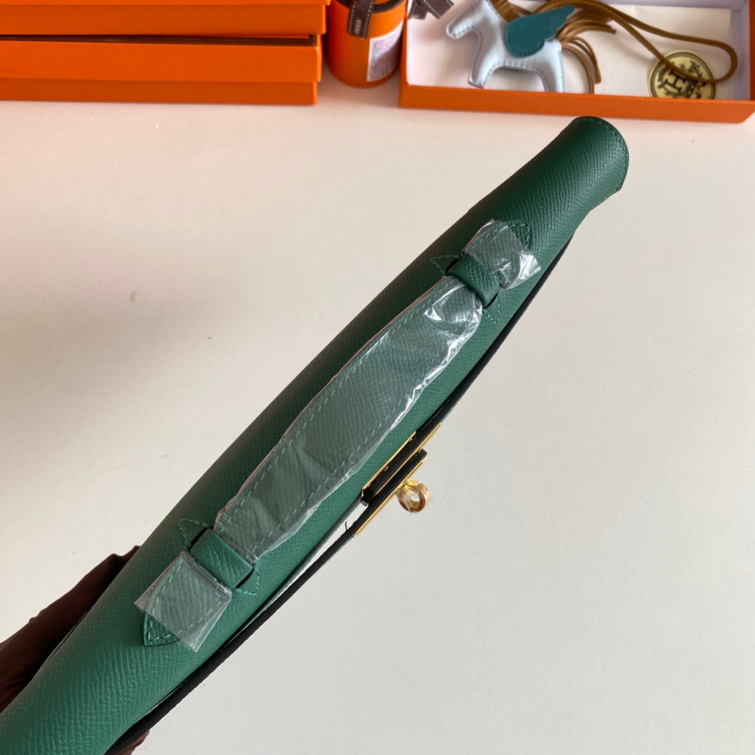 Hermes Kelly Cut 31 in Green Forest Calfskin with Gold Hardware Bag