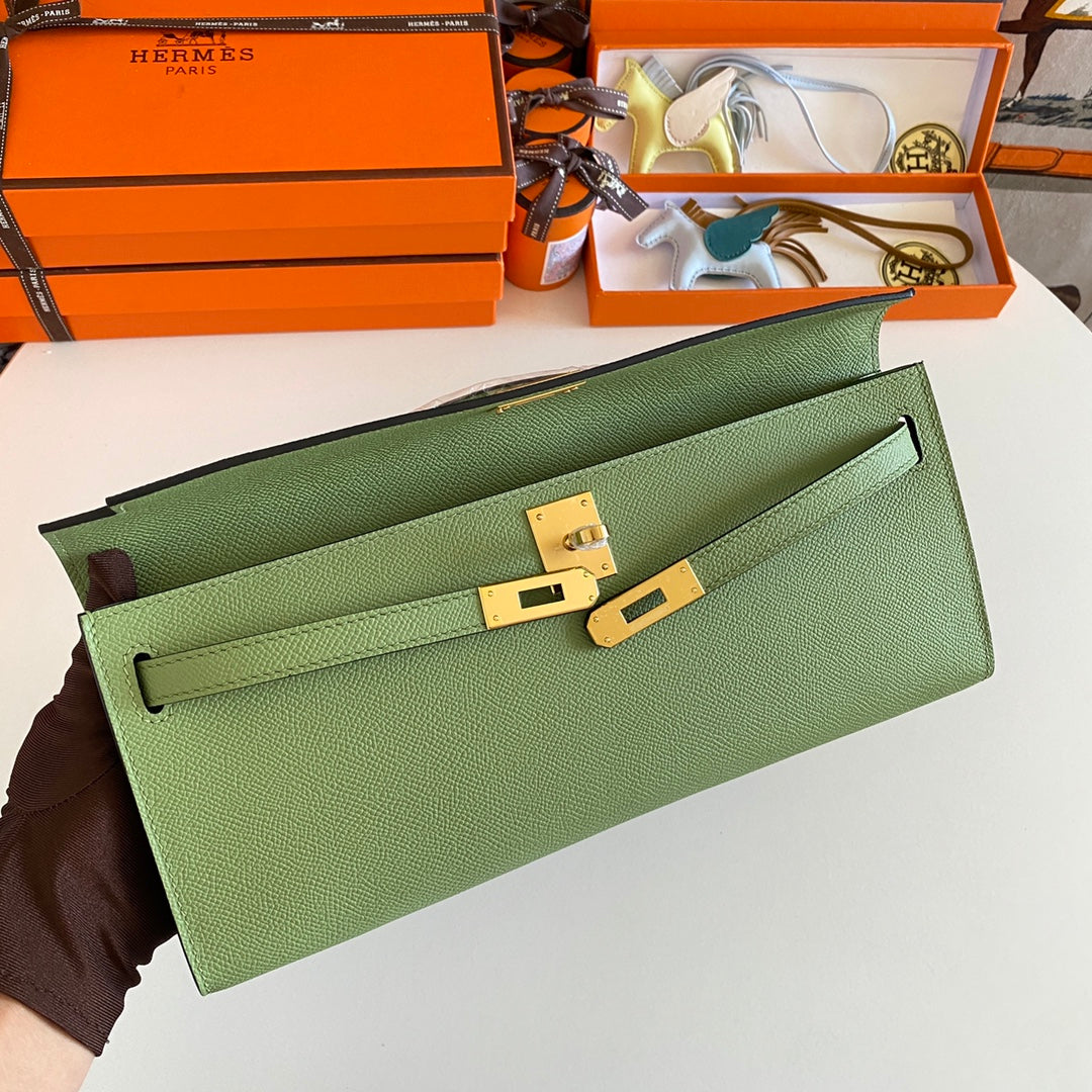 Hermes Kelly Cut 31 in Apple Green Calfskin with Gold Hardware Bag