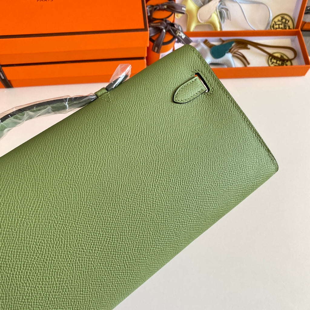Hermes Kelly Cut 31 in Apple Green Calfskin with Gold Hardware Bag