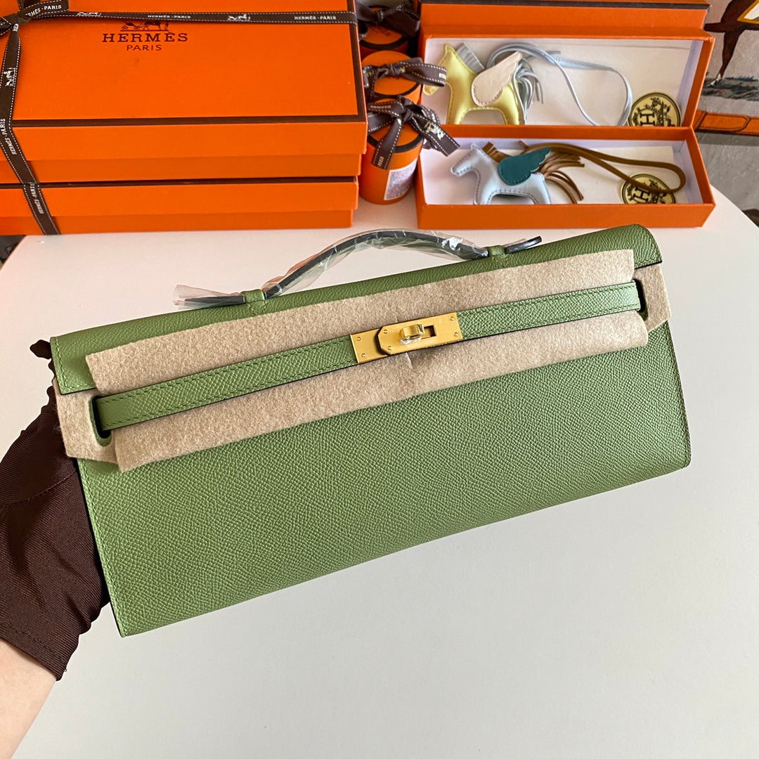 Hermes Kelly Cut 31 in Apple Green Calfskin with Gold Hardware Bag