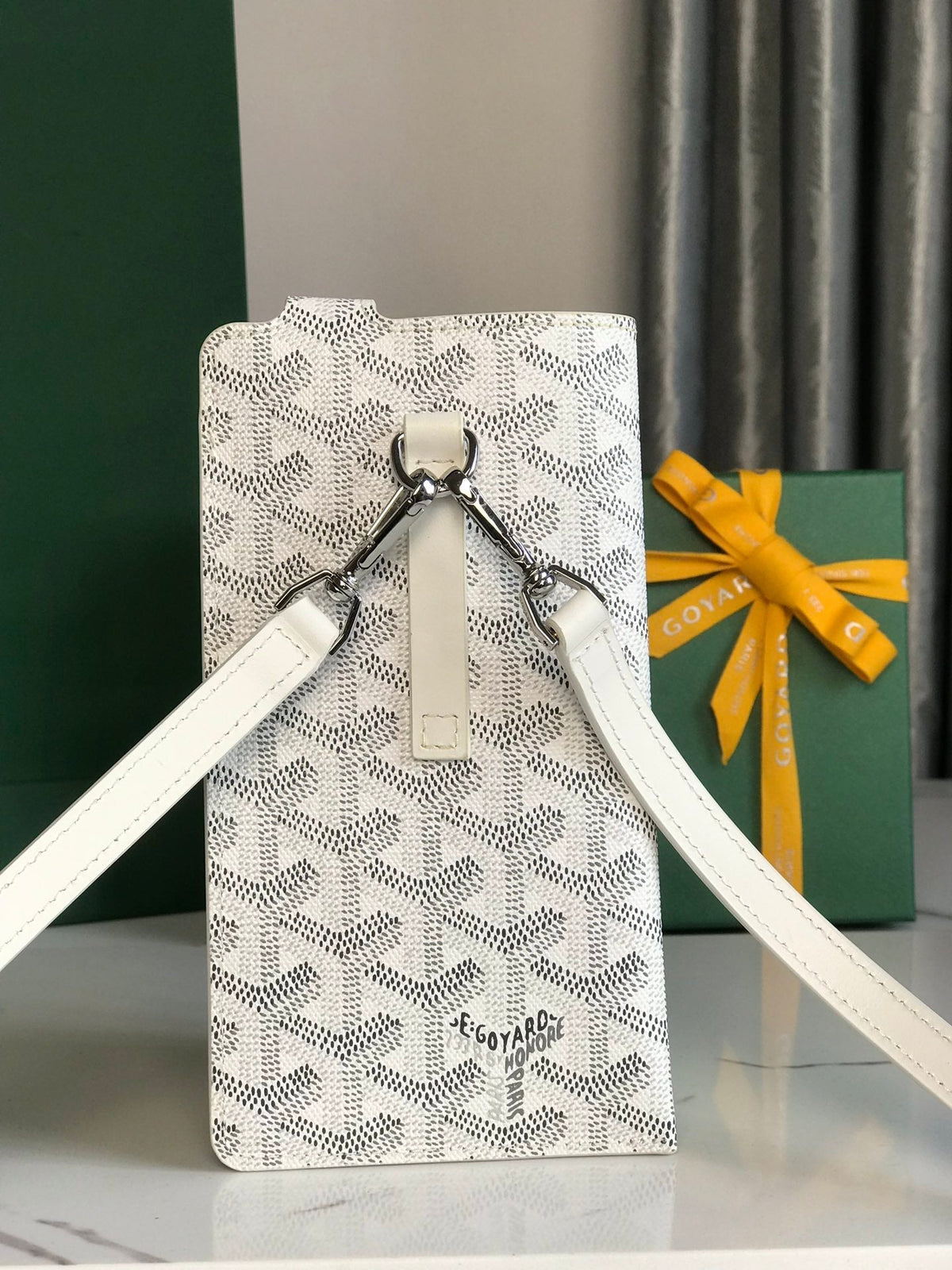 Goyard Montmartre GM Case 18 in White Goyardine Canvas Bag