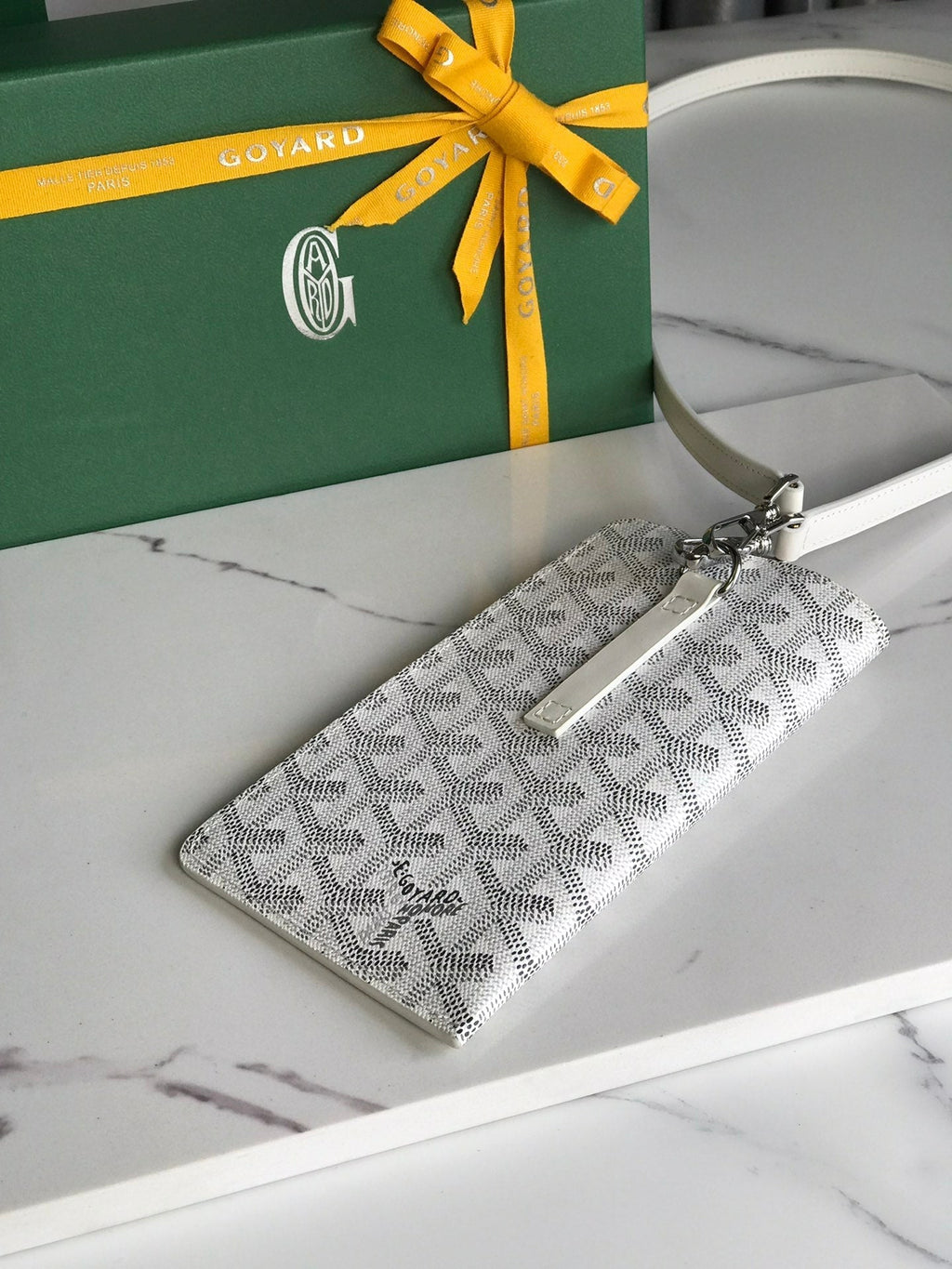 Goyard Montmartre GM Case 18 in White Goyardine Canvas Bag