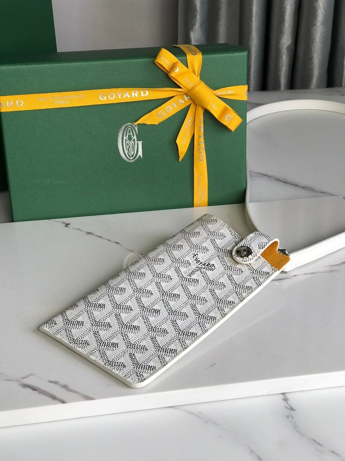 Goyard Montmartre GM Case 18 in White Goyardine Canvas Bag