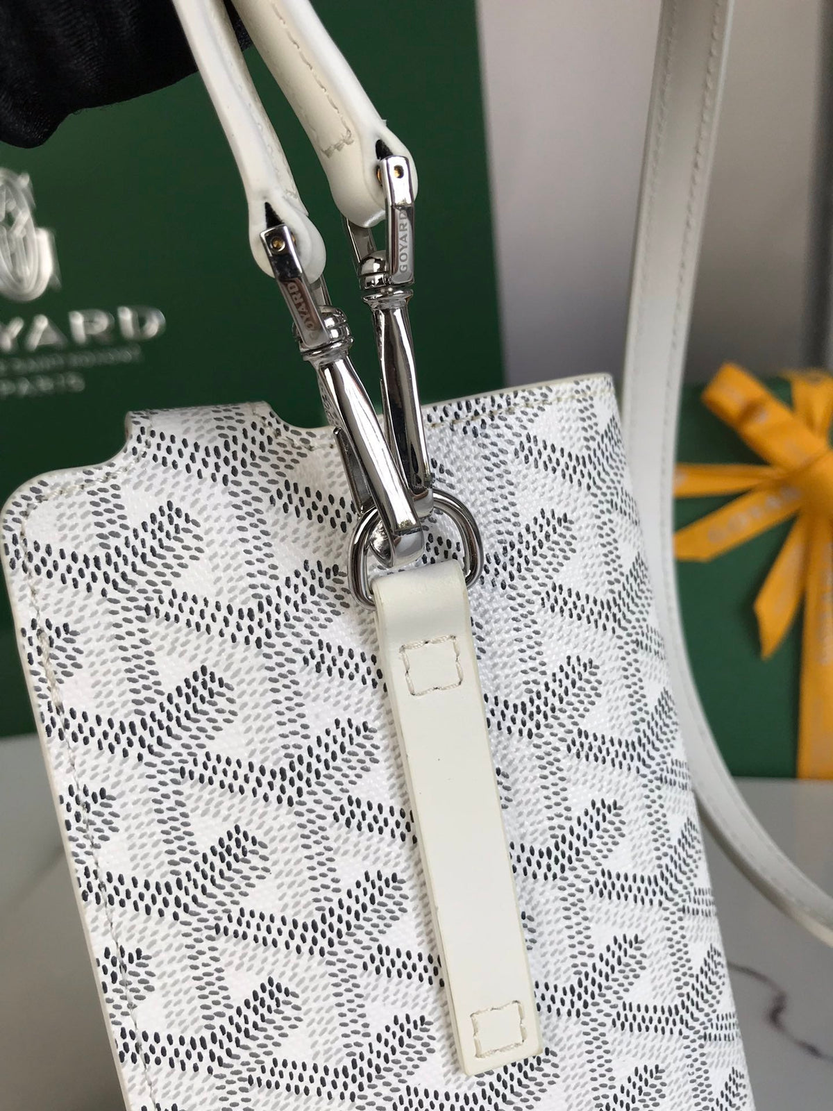 Goyard Montmartre GM Case 18 in White Goyardine Canvas Bag