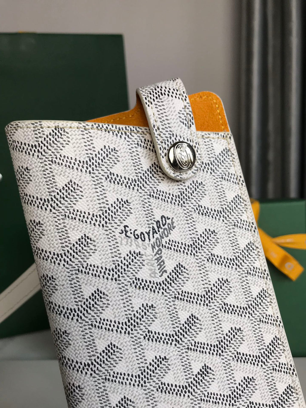 Goyard Montmartre GM Case 18 in White Goyardine Canvas Bag
