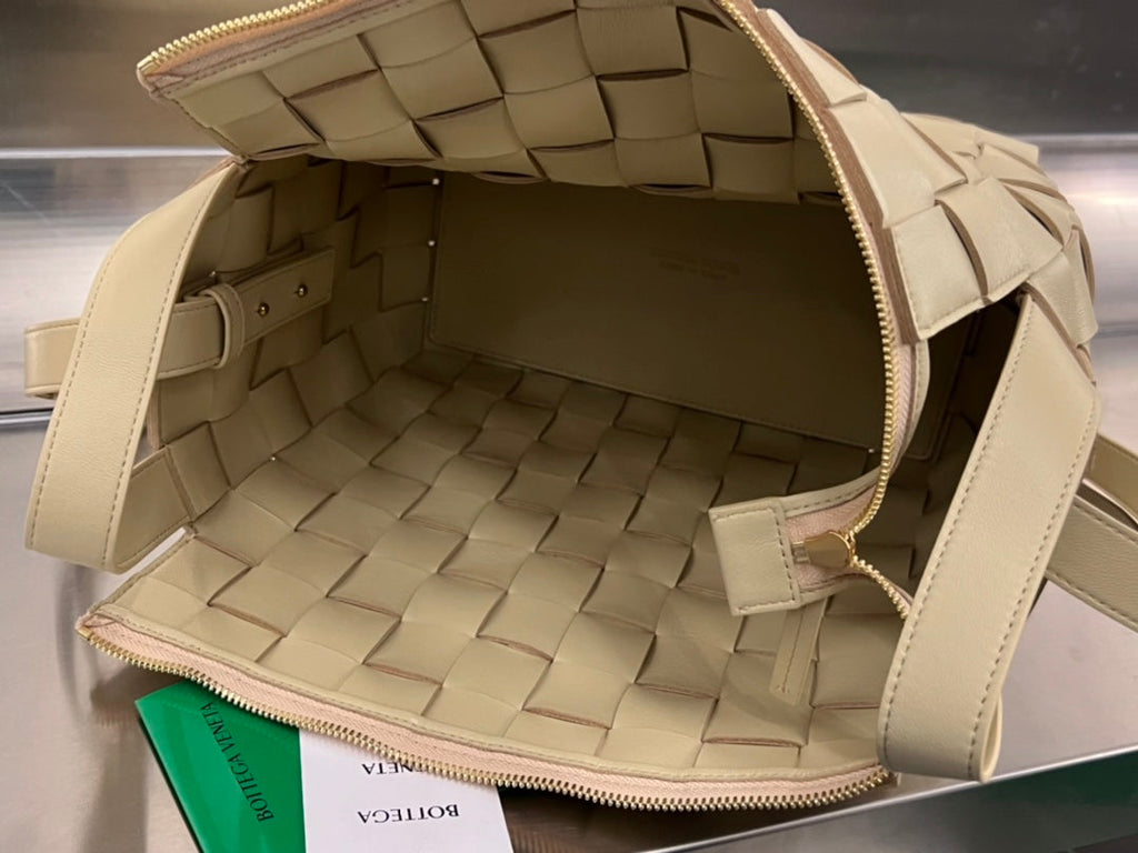 Bottega Veneta Medium 28 Cassette Beige Lambskin Bag