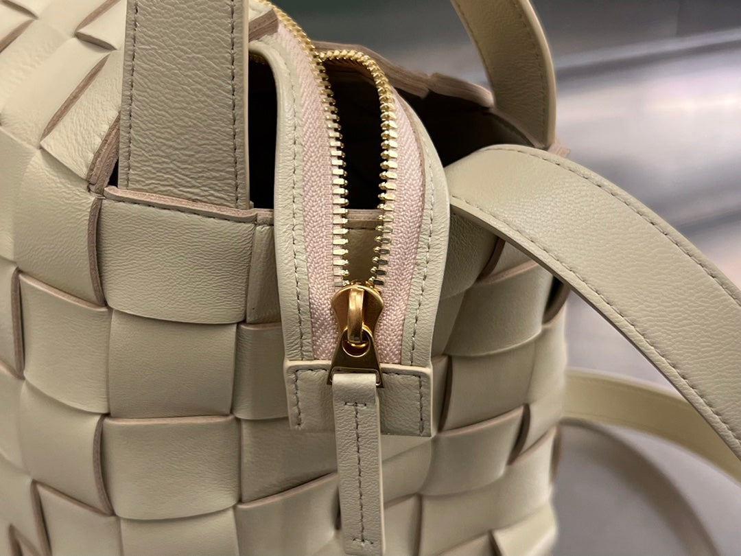 Bottega Veneta Medium 28 Cassette Beige Lambskin Bag