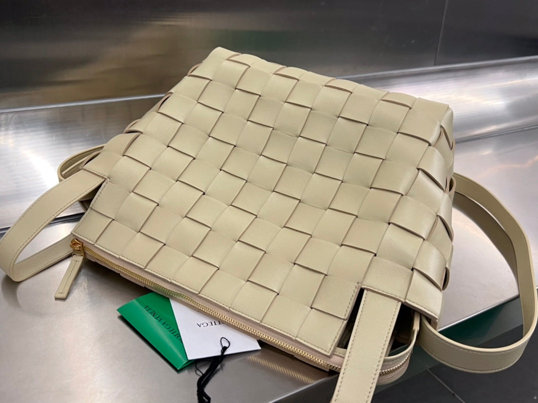 Bottega Veneta Medium 28 Cassette Beige Lambskin Bag