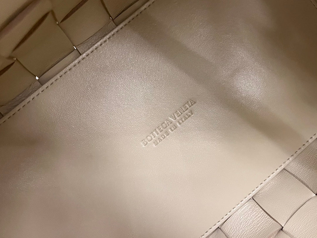 Bottega Veneta Medium 28 Cassette Beige Lambskin Bag