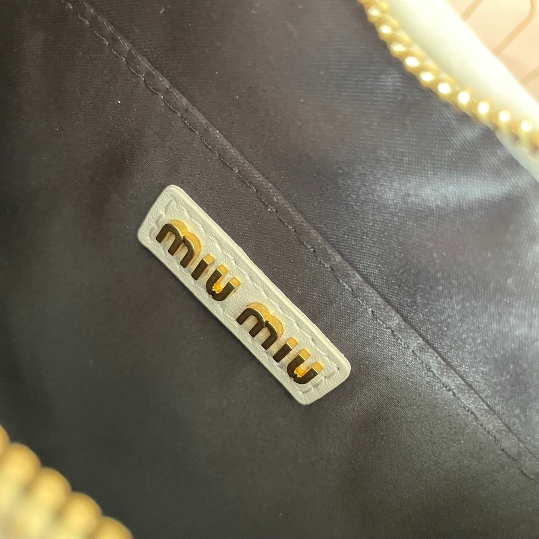 Wander 29 Bag in White Lambskin