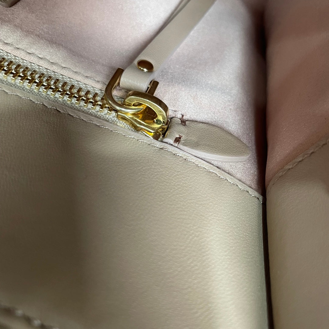 Matelassé Tote Bag 24 in Beige Lambskin