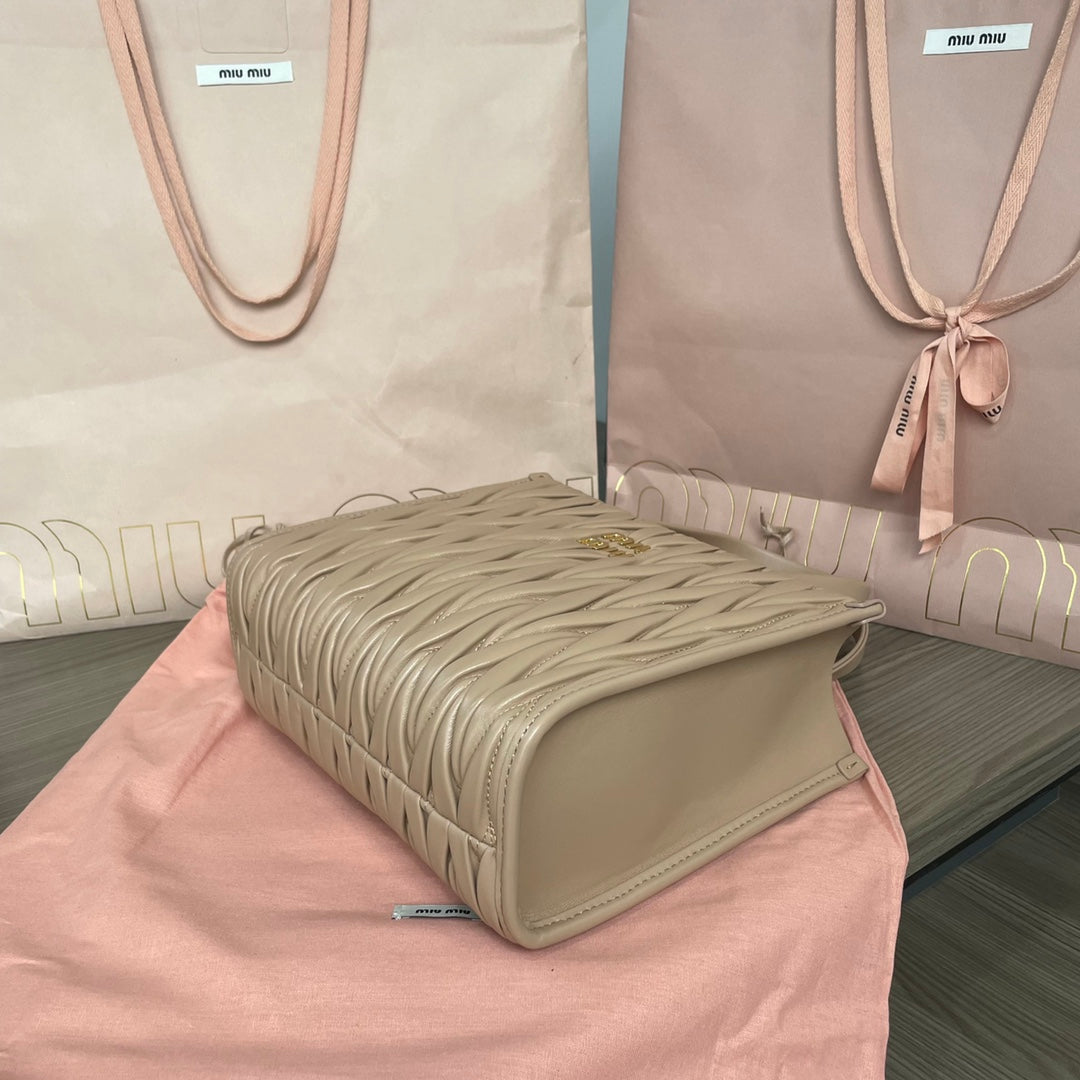 Matelassé Tote Bag 24 in Beige Lambskin