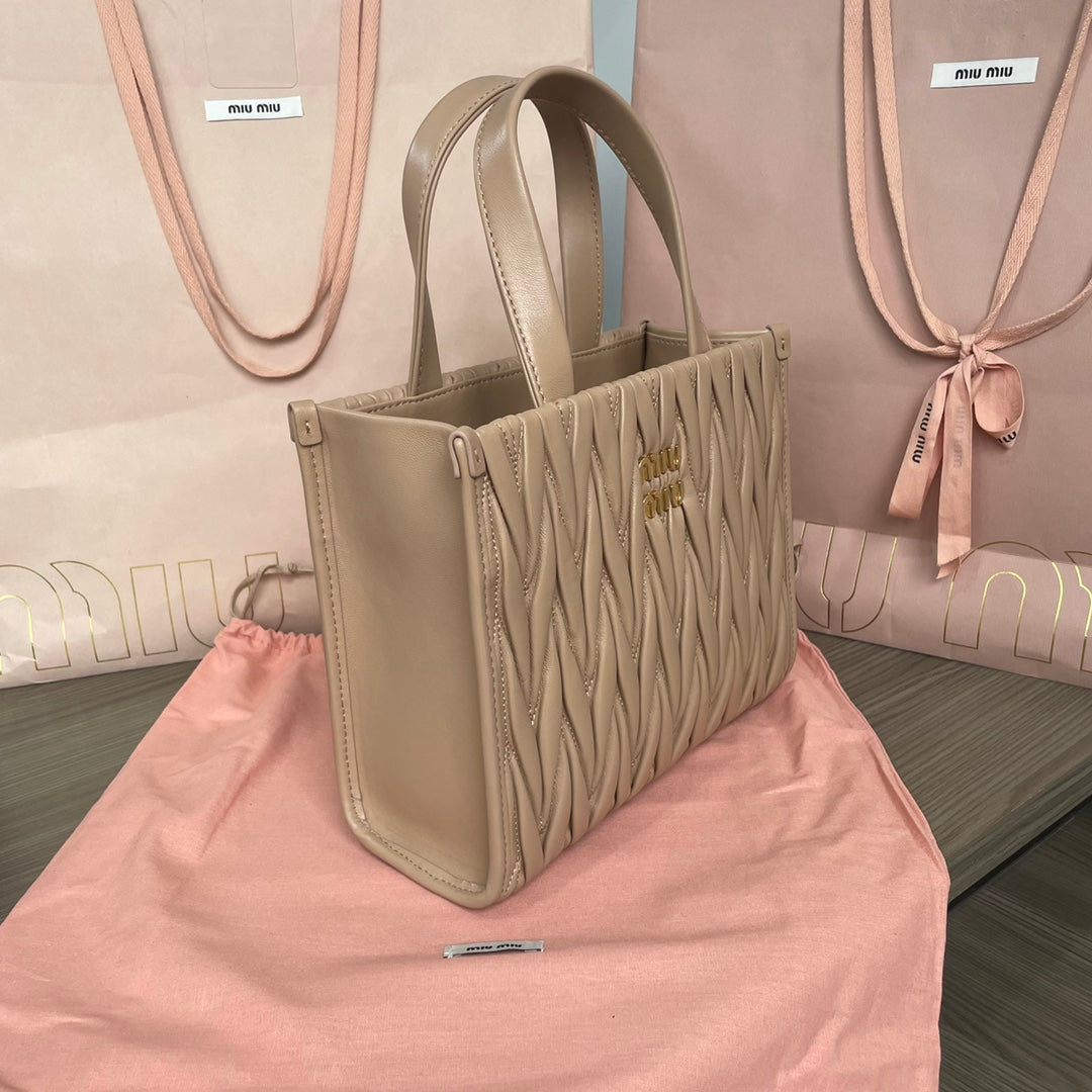 Matelassé Tote Bag 24 in Beige Lambskin