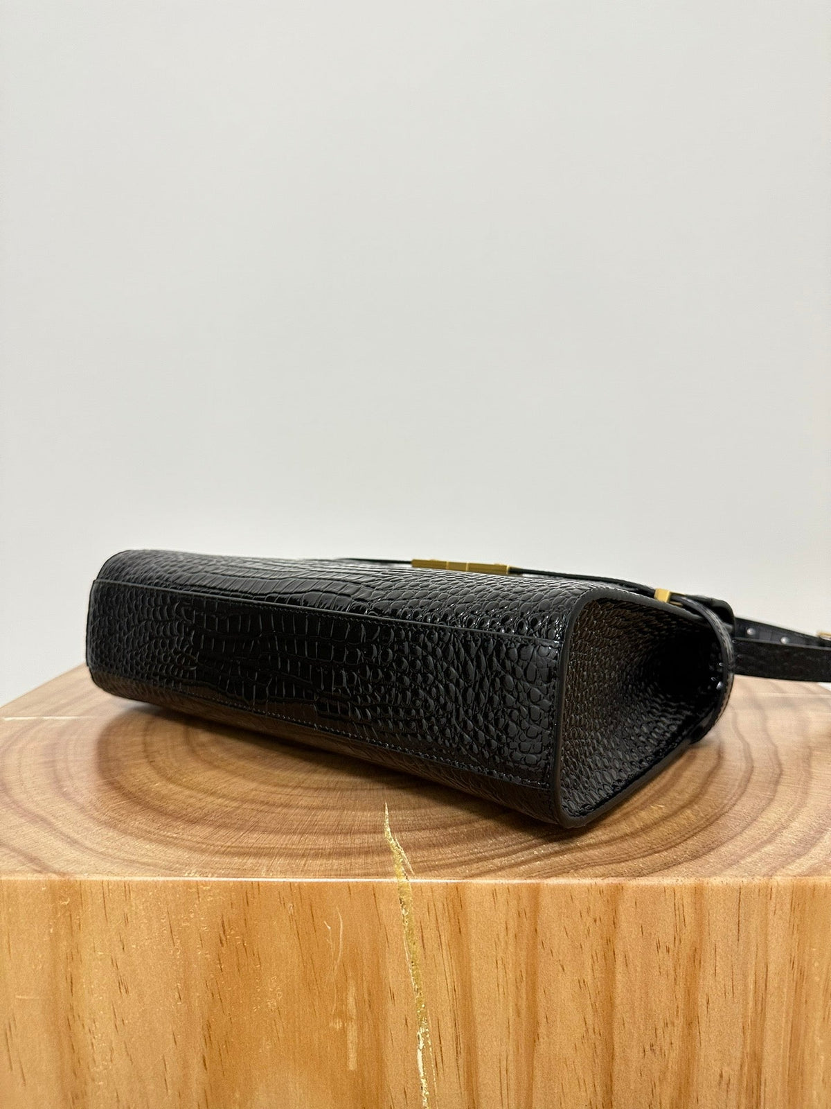 Saint Laurent Manhattan 29 Top-Handle in Crocodile Black Calfskin Bag