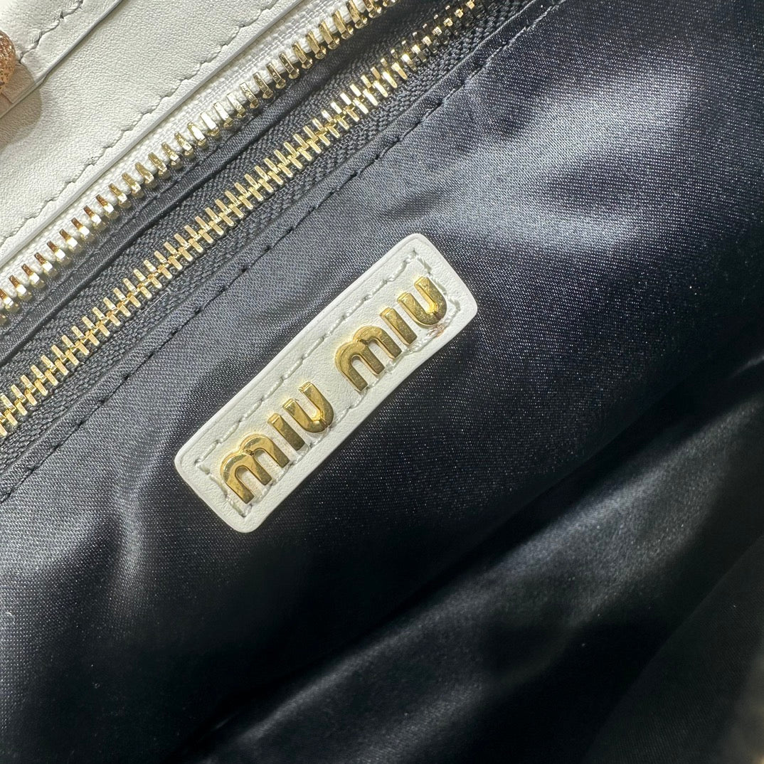 Shoulder Bag 33 in White Calfskin Gold Hardware