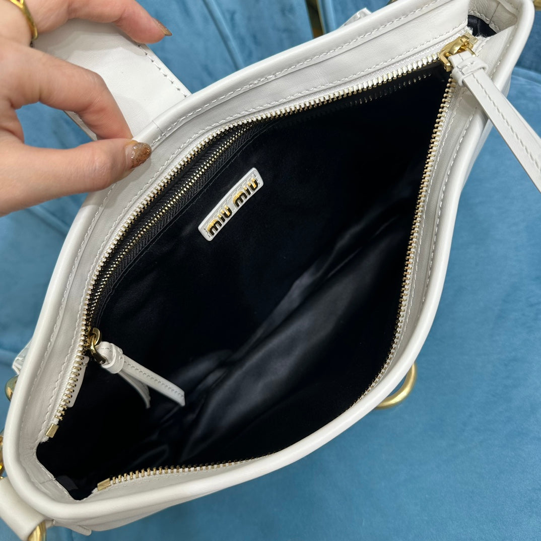 Shoulder Bag 33 in White Calfskin Gold Hardware