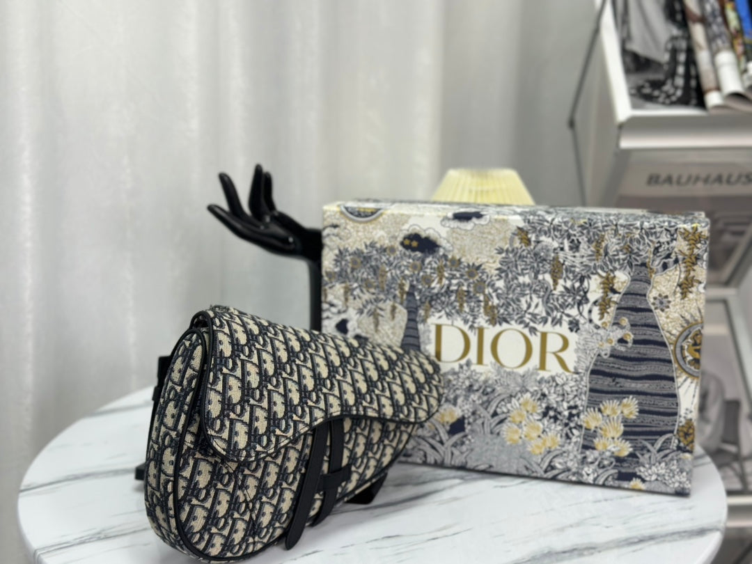 Saddle 28 Bag in Beige and Black Oblique Jacquard