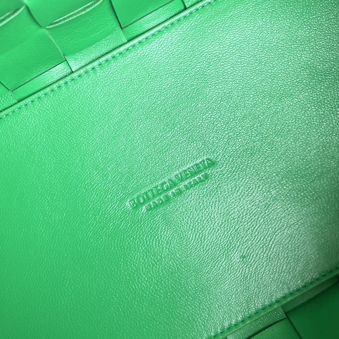Bottega Veneta Medium 28 Cassette Light Green Lambskin Bag