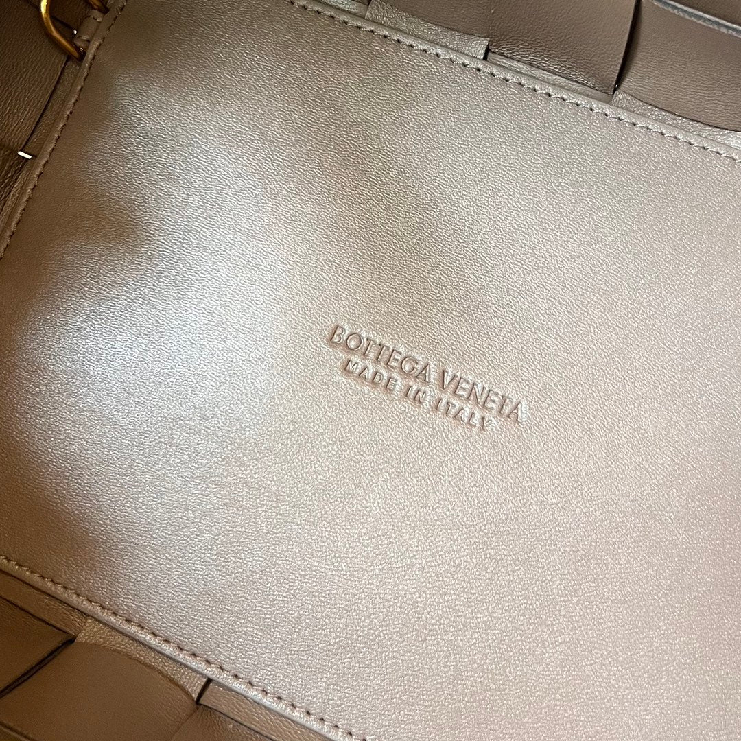 Bottega Veneta Small 22 Cassette in Camel Brown Lambskin Bag