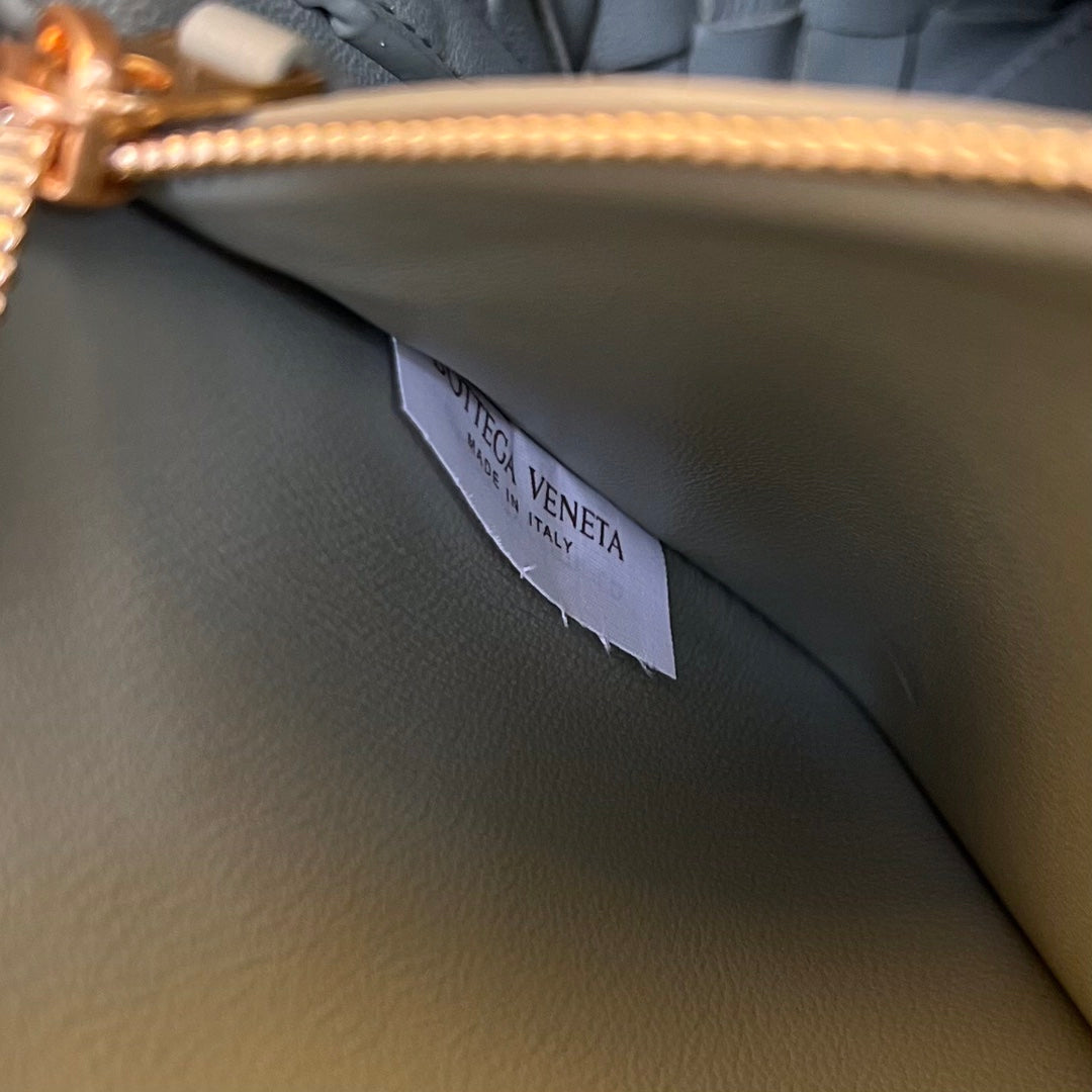 Bottega Veneta Small Andiamo 29 in Ecru Beige Lambskin Bag