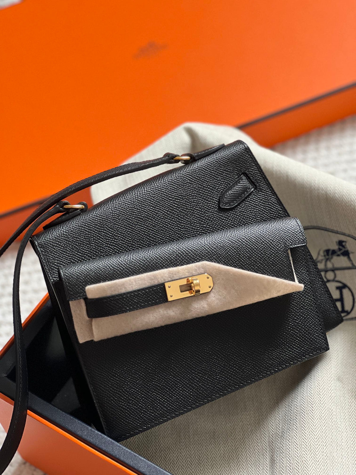 Hermes Kelly Desordre 20 in Black Epsom Leather with Gold Hardware Bag