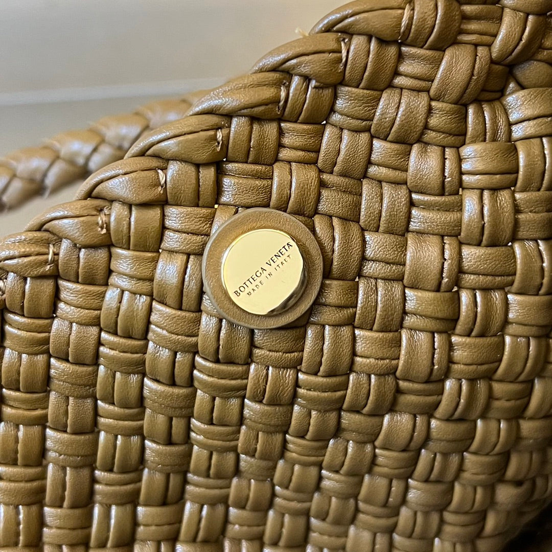 Bottega Veneta Tosca 27 Bag in Acorn Calfskin