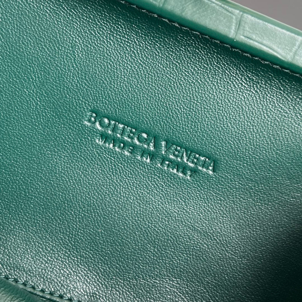 Bottega Veneta Knot 19 in Eden Green Crocodile Pattern Calfskin Bag