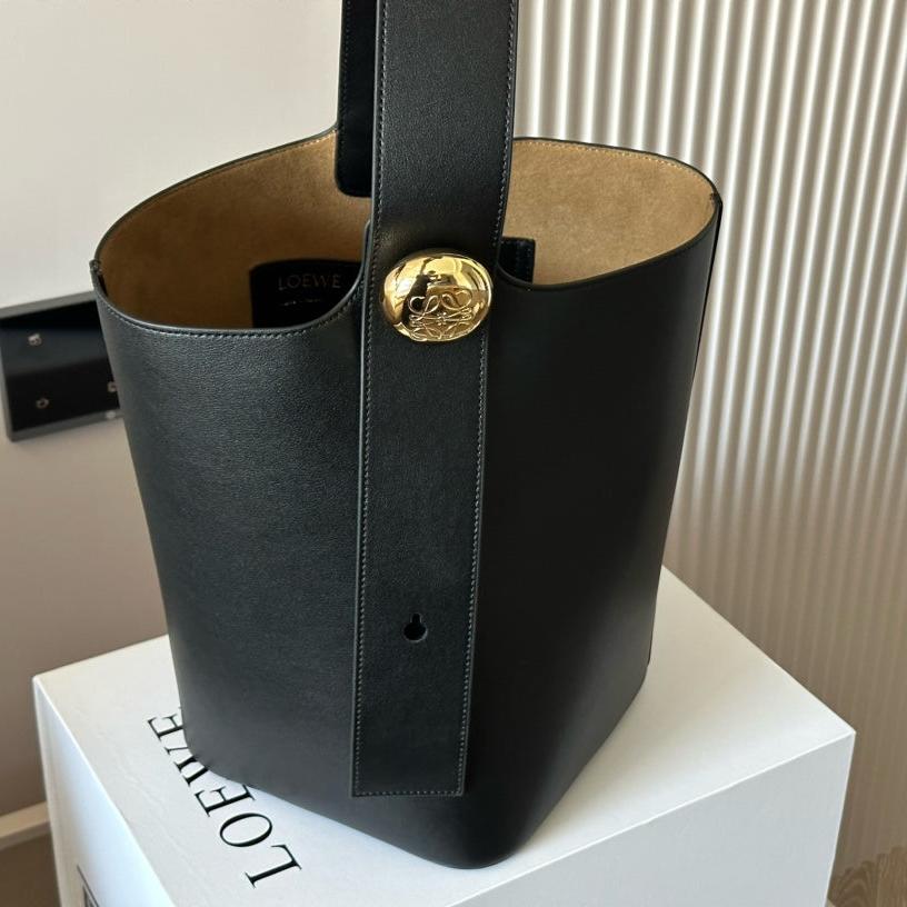 Loewe Medium 25 Pebble Bucket in Black Mellow Calfskin