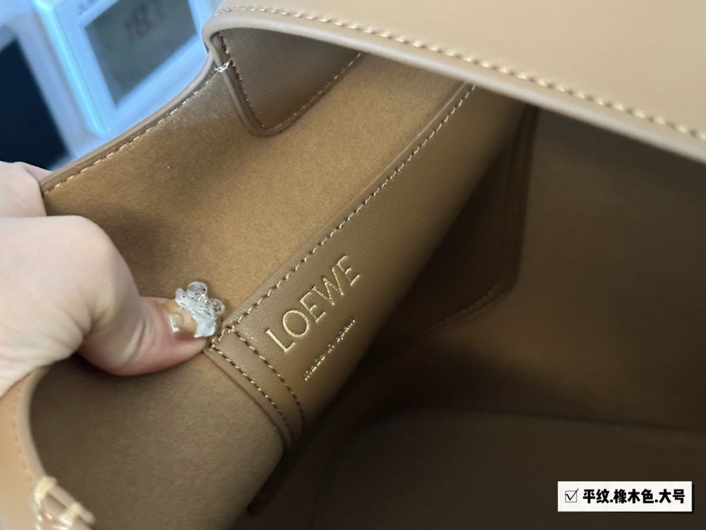 Loewe Medium 25 Pebble Bucket in Oak Mellow Calfskin