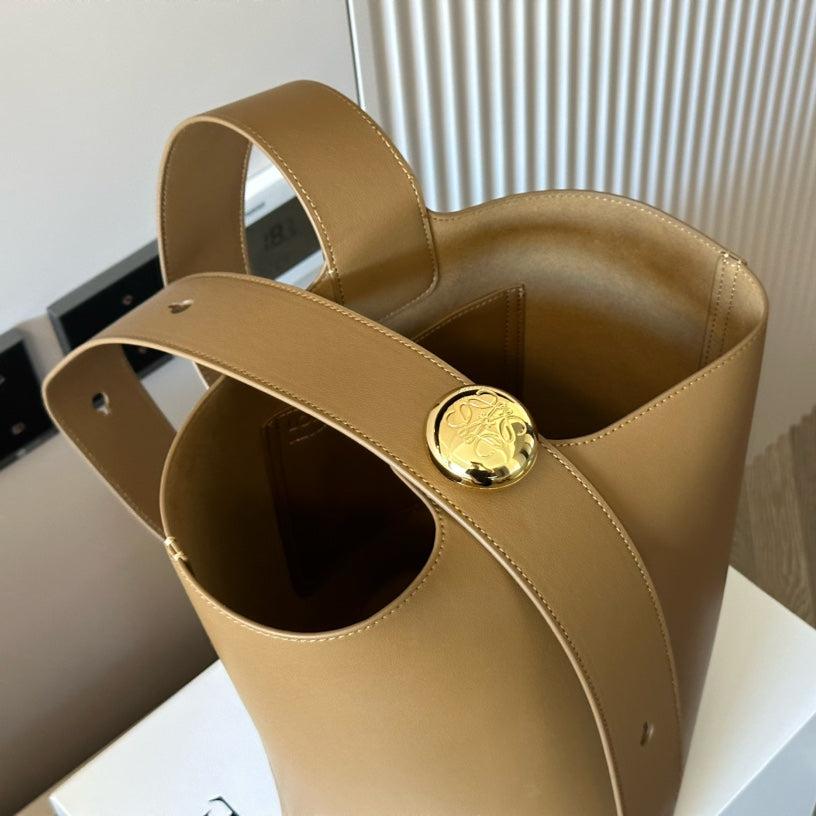 Loewe Medium 25 Pebble Bucket in Oak Mellow Calfskin
