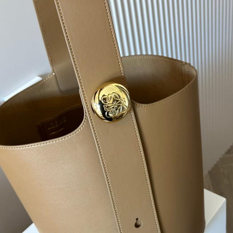 Loewe Medium 25 Pebble Bucket in Oak Mellow Calfskin
