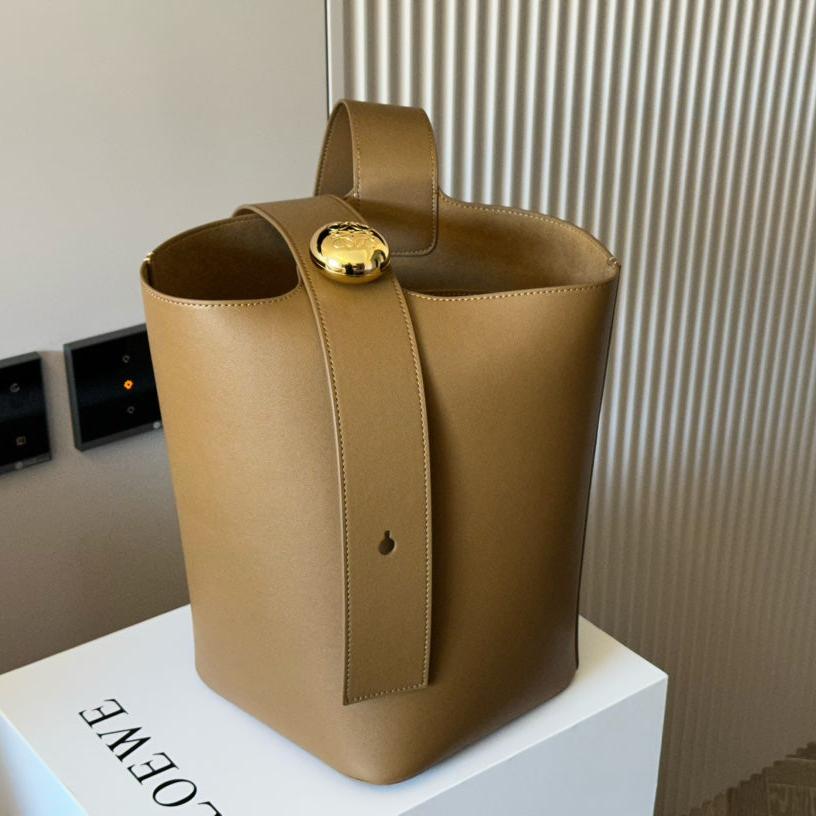 Loewe Medium 25 Pebble Bucket in Oak Mellow Calfskin