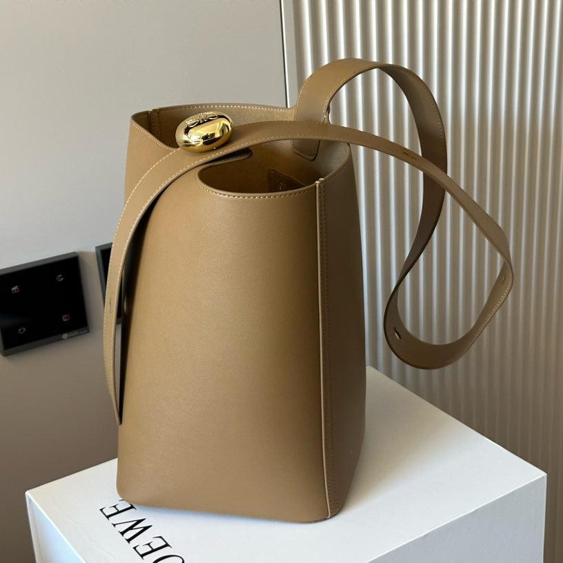 Loewe Medium 25 Pebble Bucket in Oak Mellow Calfskin