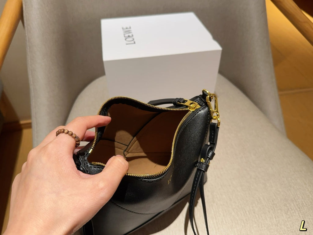Loewe 22 Puzzle Fold Pouch in Black Nappa Calfskin