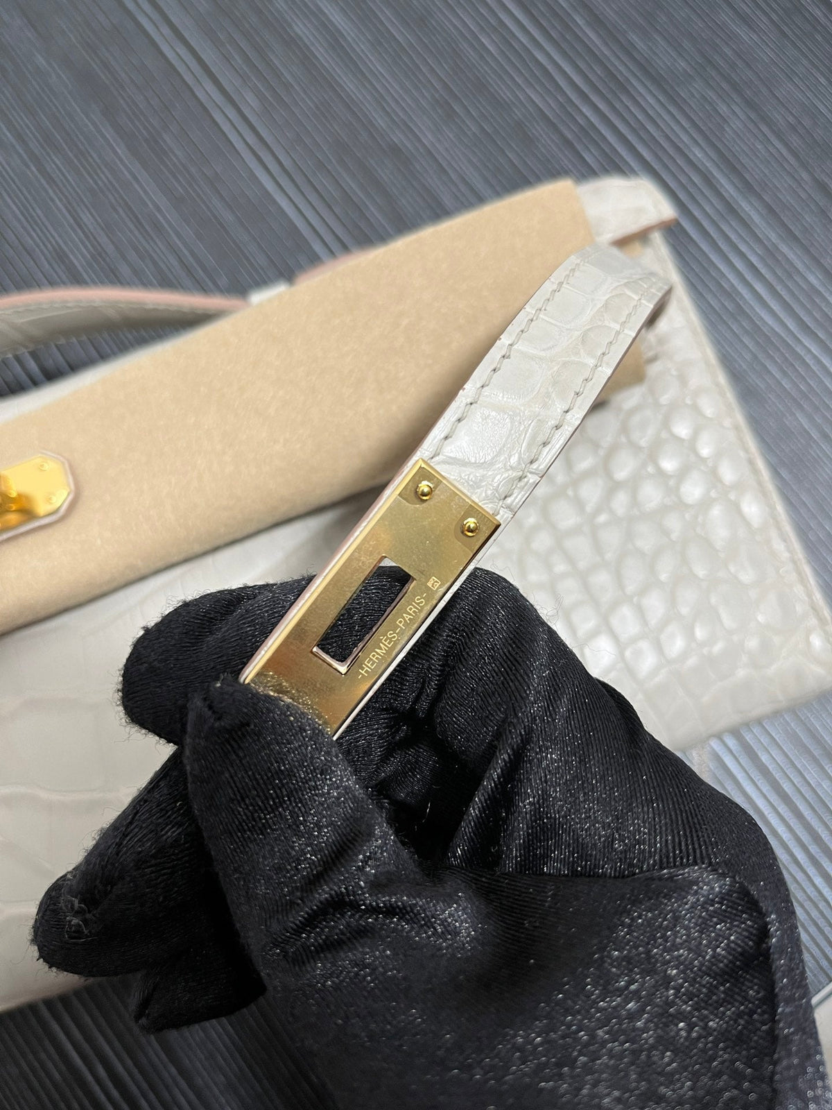 Hermes Kelly Cut 31 in White Shinny Alligator Leather with Gold Hardware Bag